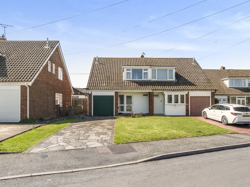 3 bed bungalow to rent in Green Gardens, Farnborough, Orpington BR6