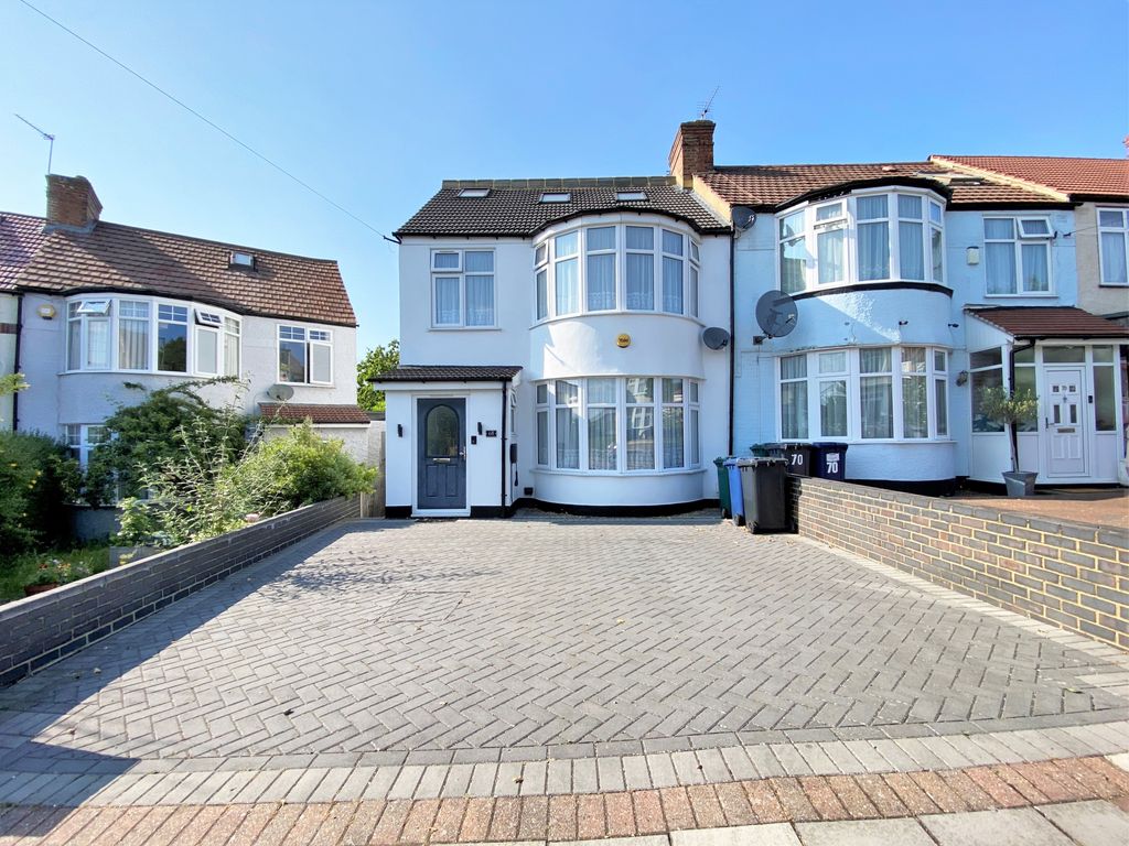 4 bed end terrace house for sale in Windsor Drive, East EN4 Zoopla