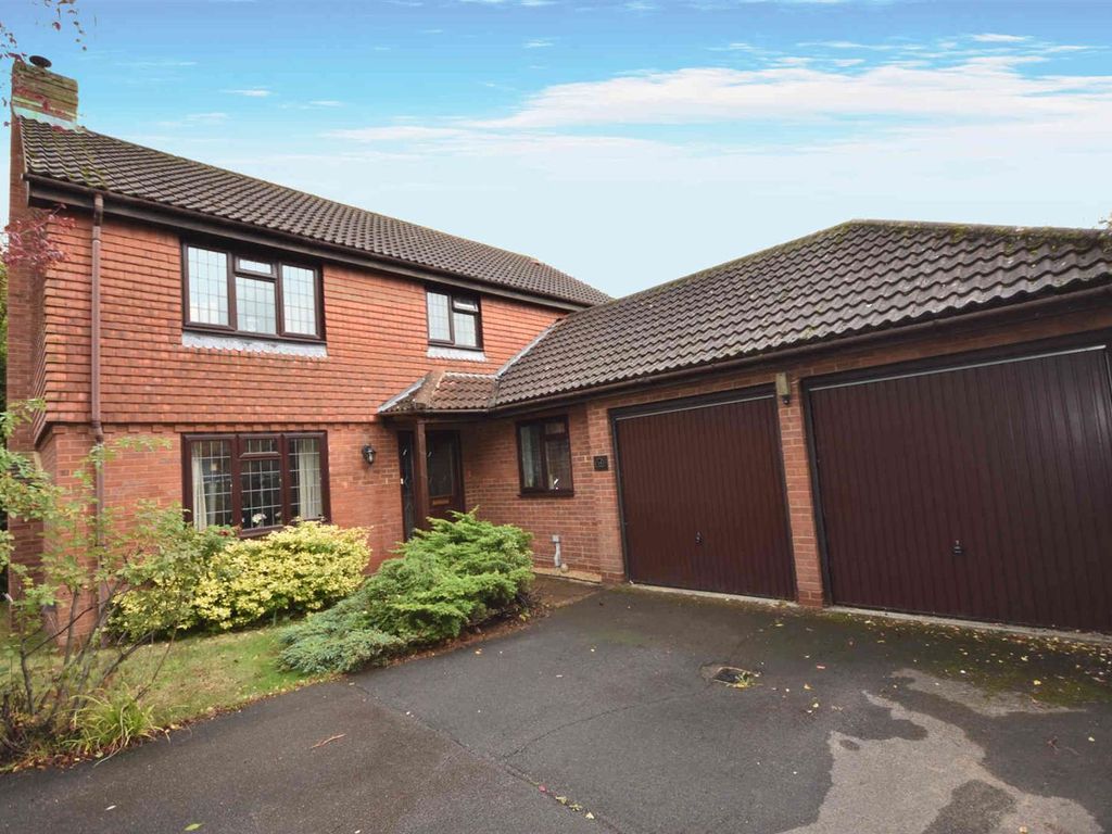 4 bed detached house for sale in Belvedere Gardens, Chineham