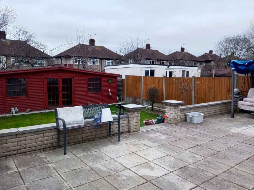 Studio to rent in Basildon Avenue, Clayhall, Barkingside, Ig6 IG5, Ig4