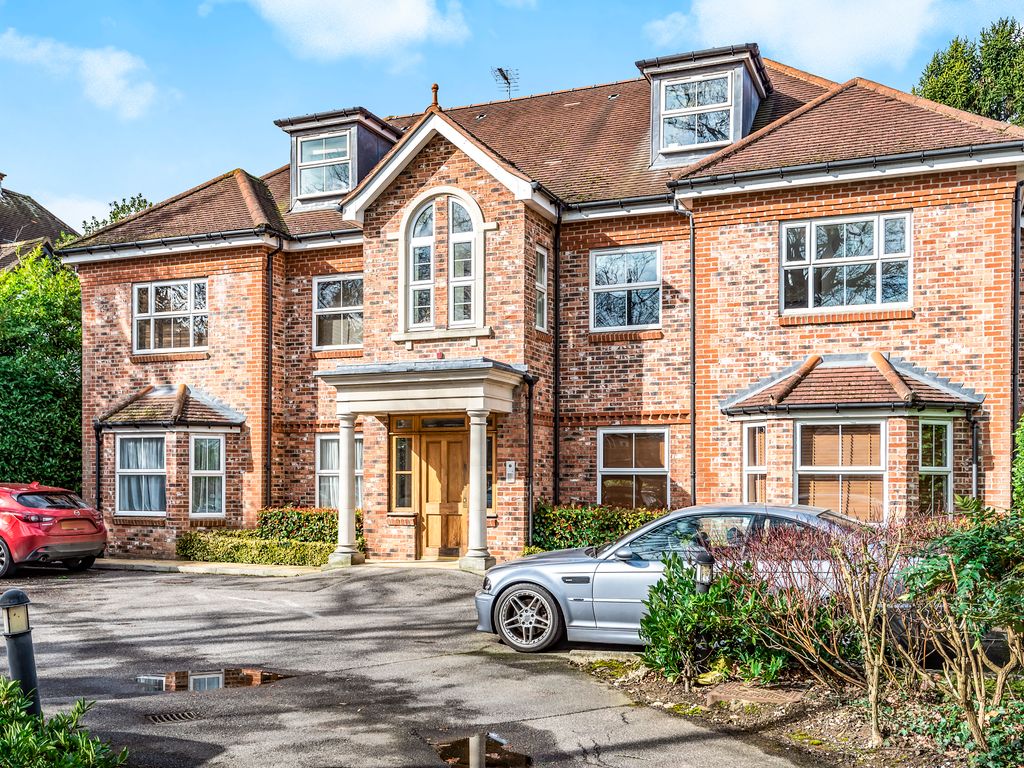 2 bed flat to rent in Twin Oaks, Ducks Hill Road, Northwood, Middlesex