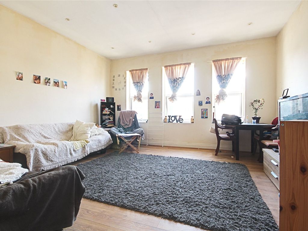 2 bed flat to rent in Baker Street, Enfield EN1 Zoopla