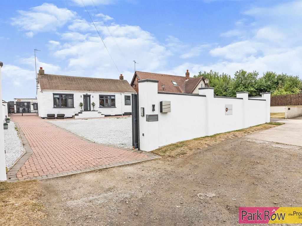 3 bed detached bungalow for sale in West Park Drive, Darrington