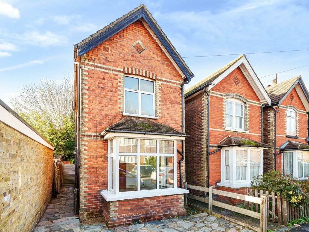 3 bed detached house for sale in William Road, Guildford, Surrey GU1, £