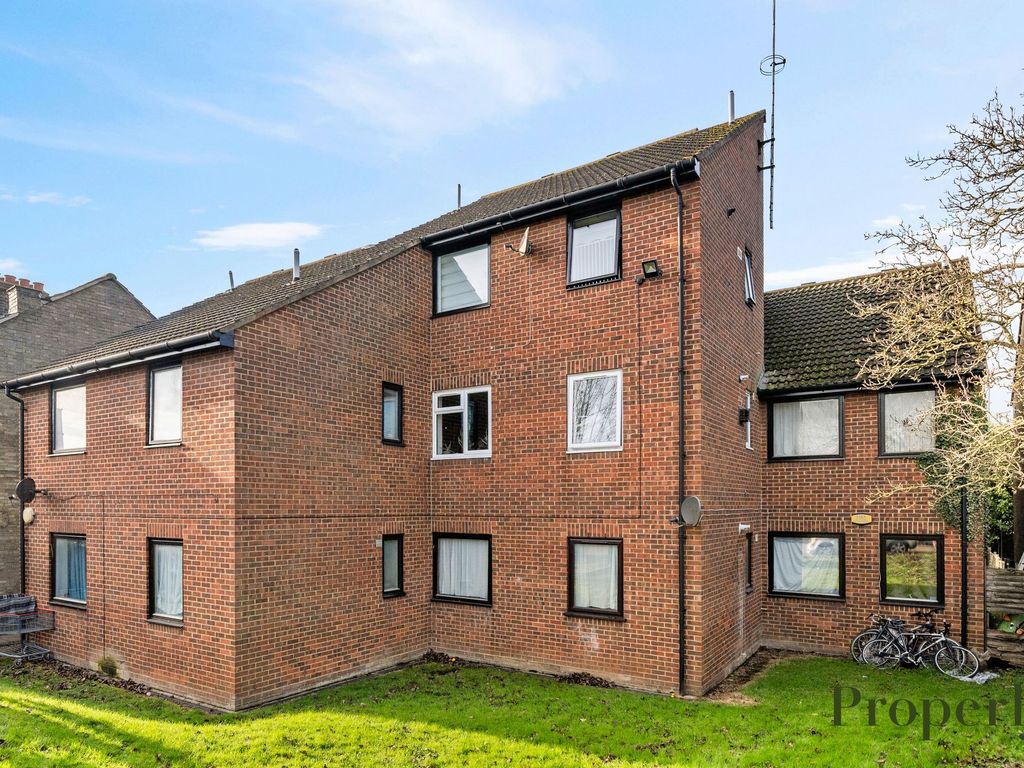 2 bed flat for sale in Hall Lane, Chingford, London E4, £250,000 Zoopla