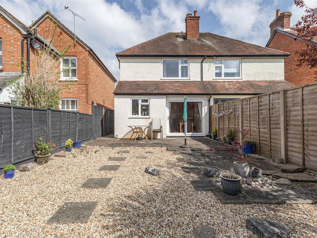 3 bed semidetached house for sale in Liberty Hall Road, Addlestone
