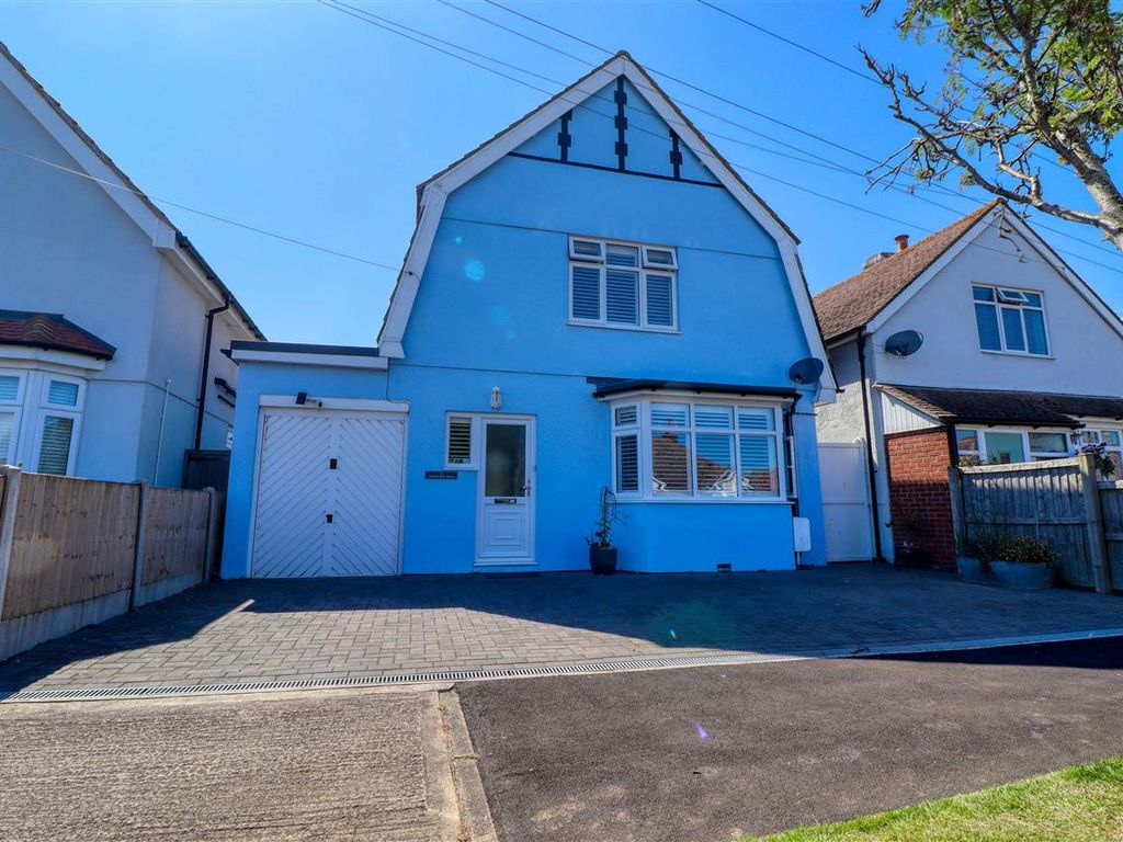 3 bed detached house for sale in Lyndhurst Road, HollandOnSea