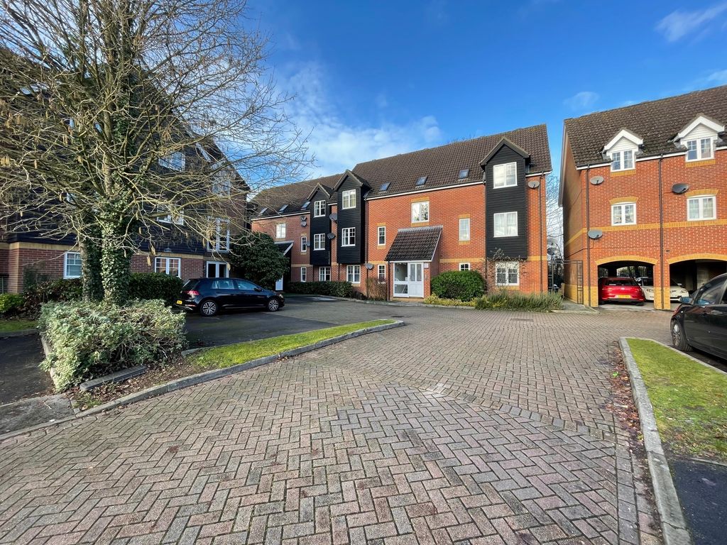 2 bed flat to rent in Gould Close, Newbury RG14 Zoopla