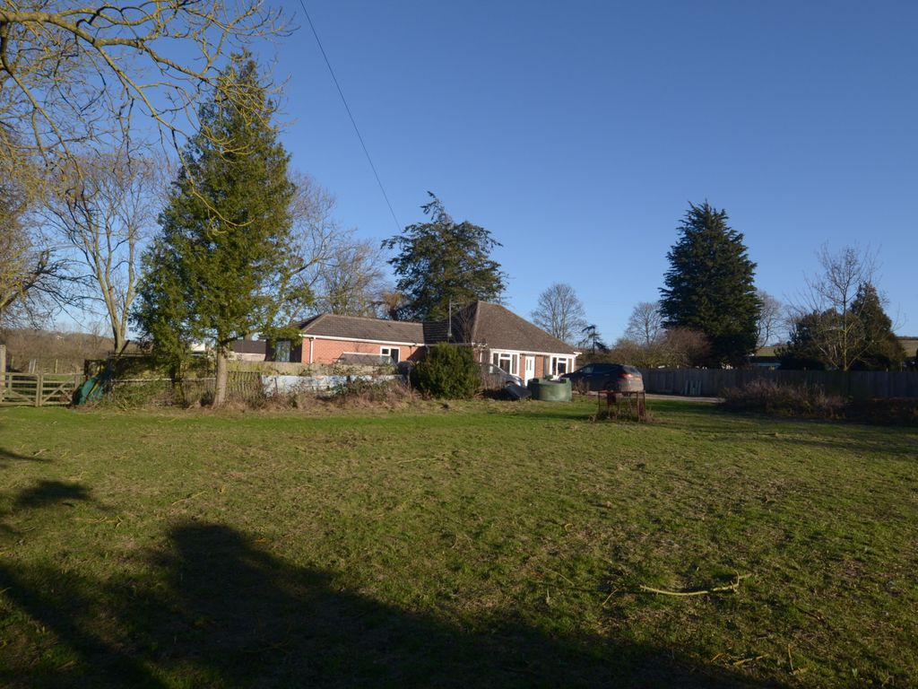 3 bed detached bungalow for sale in Nottingham Road, Barrowby, Grantham