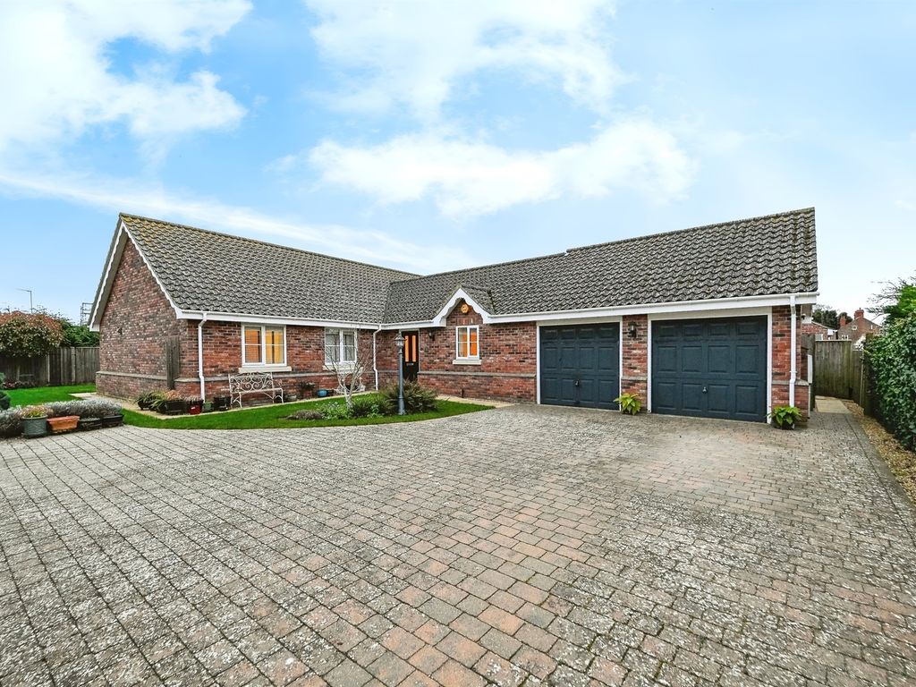 4 bed detached bungalow for sale in Homefields Road, Hunstanton PE36, £