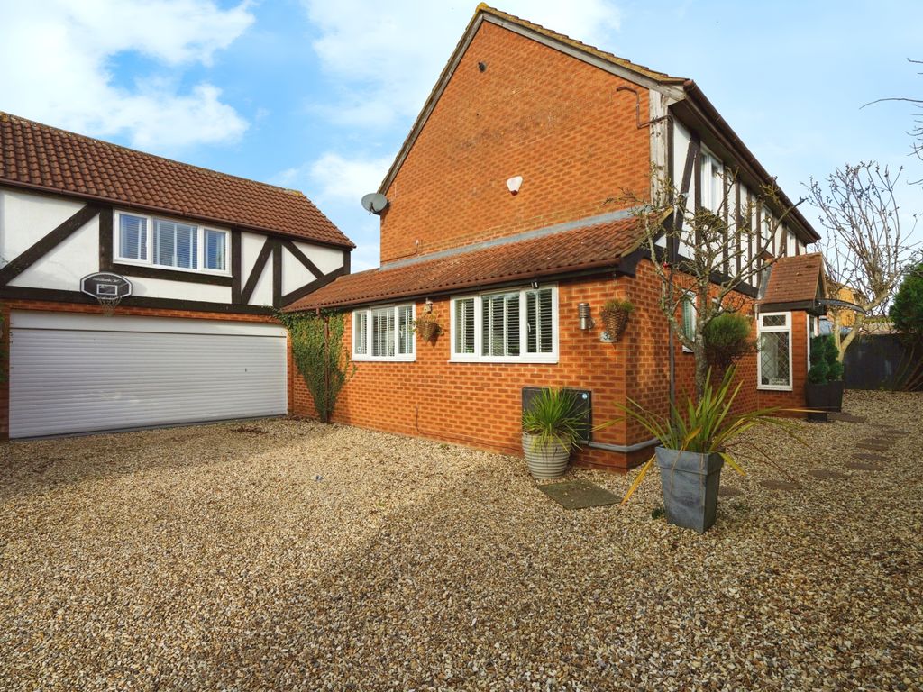 5 bed detached house for sale in Godwin Road, Swindon SN3, £600,000