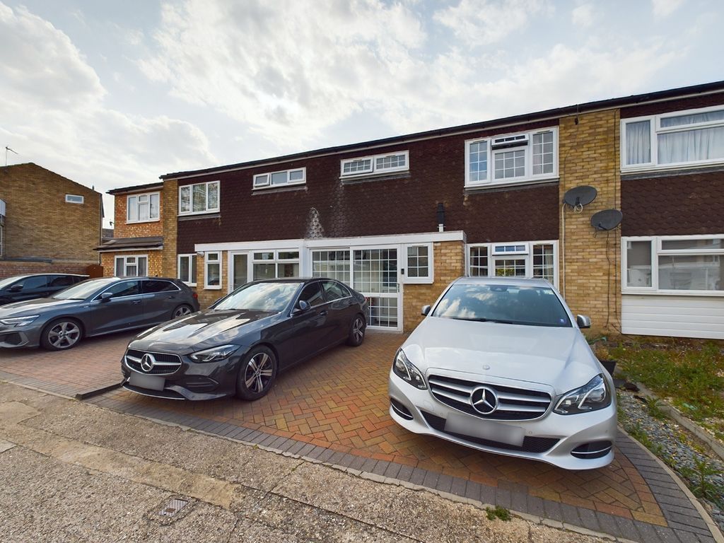3 bed terraced house for sale in St. Annes Road, Aylesbury HP19, £