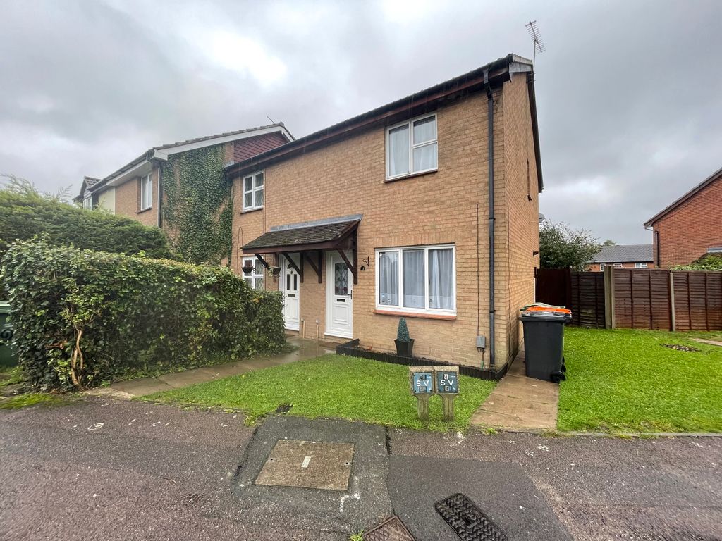 3 bed semidetached house to rent in Gainsborough Drive, Dunstable LU5