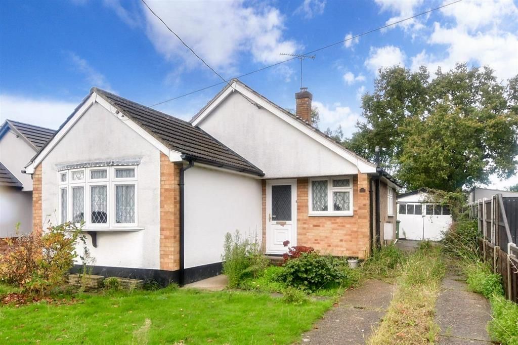 3 bed detached bungalow for sale in Grange Avenue, Wickford, Essex SS12