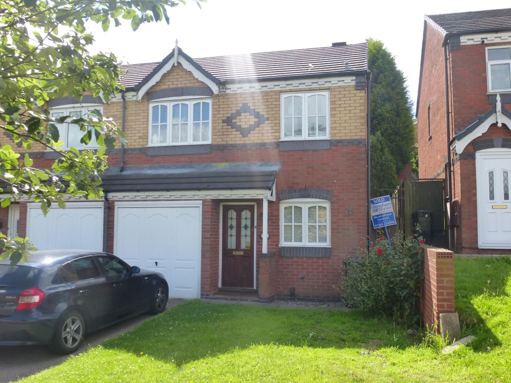 3 bed semidetached house to rent in St. Marks Road, Dudley DY2, £900