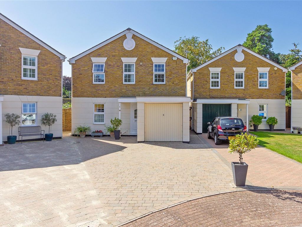 4 bed detached house for sale in Bell Road, Sittingbourne, Kent ME10, £