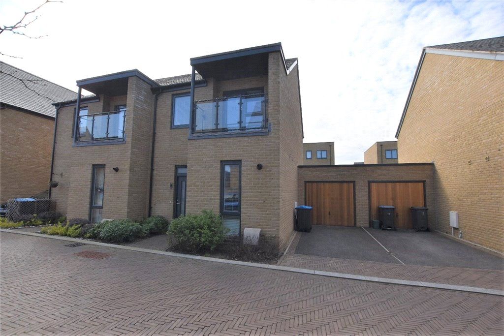 3 bed semidetached house for sale in Bullfinch Road, Newhall, Harlow