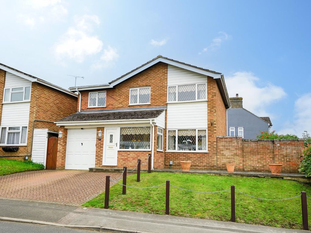 4 bed detached house for sale in Carnation Close, Leighton Buzzard LU7