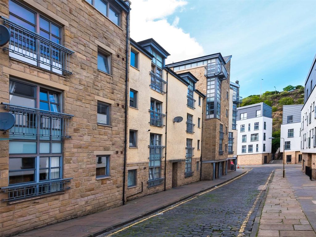 2 bed flat to rent in Old Tolbooth Wynd, Edinburgh EH8 Zoopla