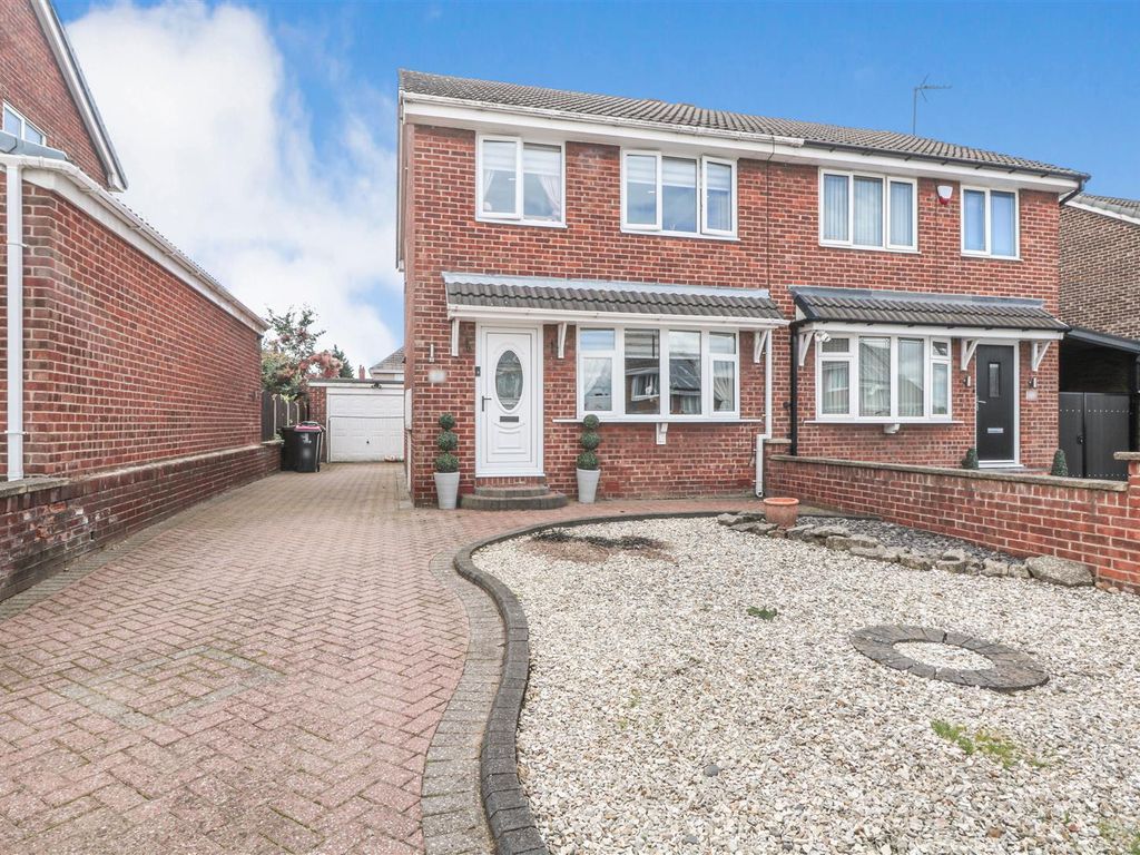 3 bed semidetached house for sale in Oakwell Close, Maltby, Rotherham