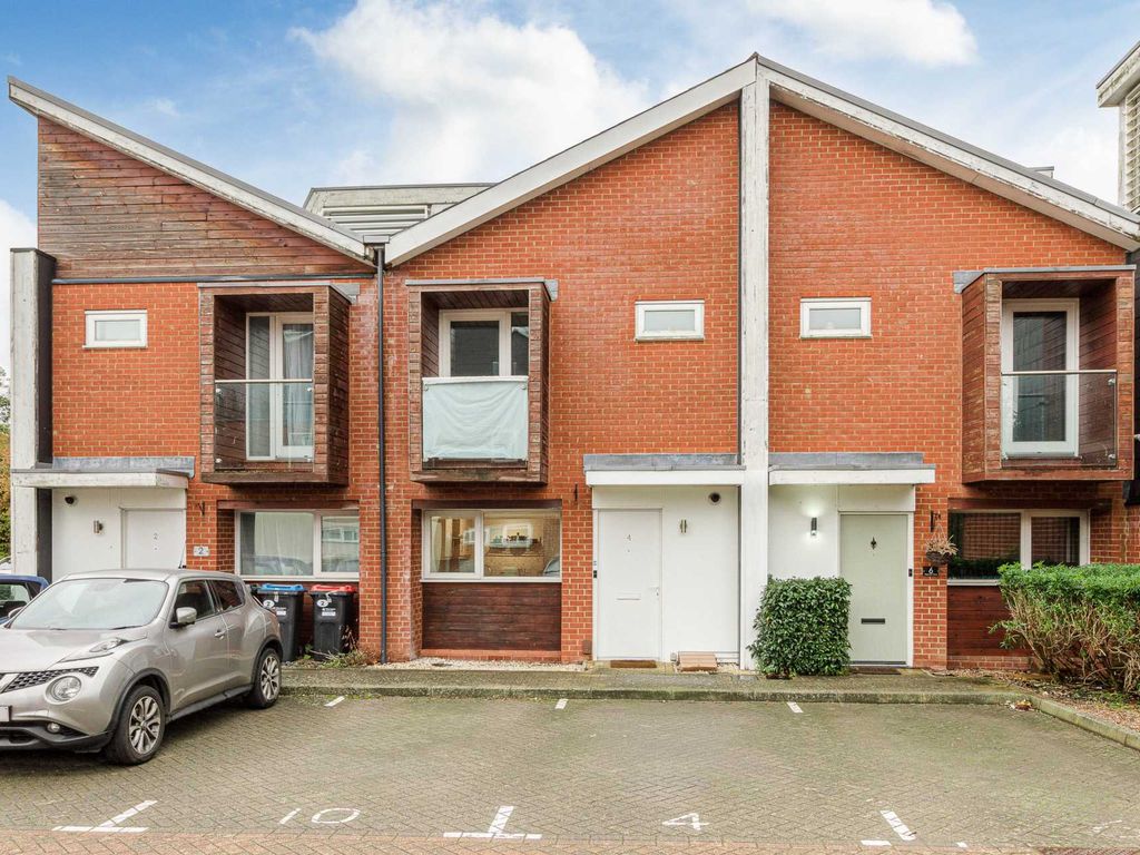 2 bed terraced house for sale in Papworth Close, Newport Pagnell MK16