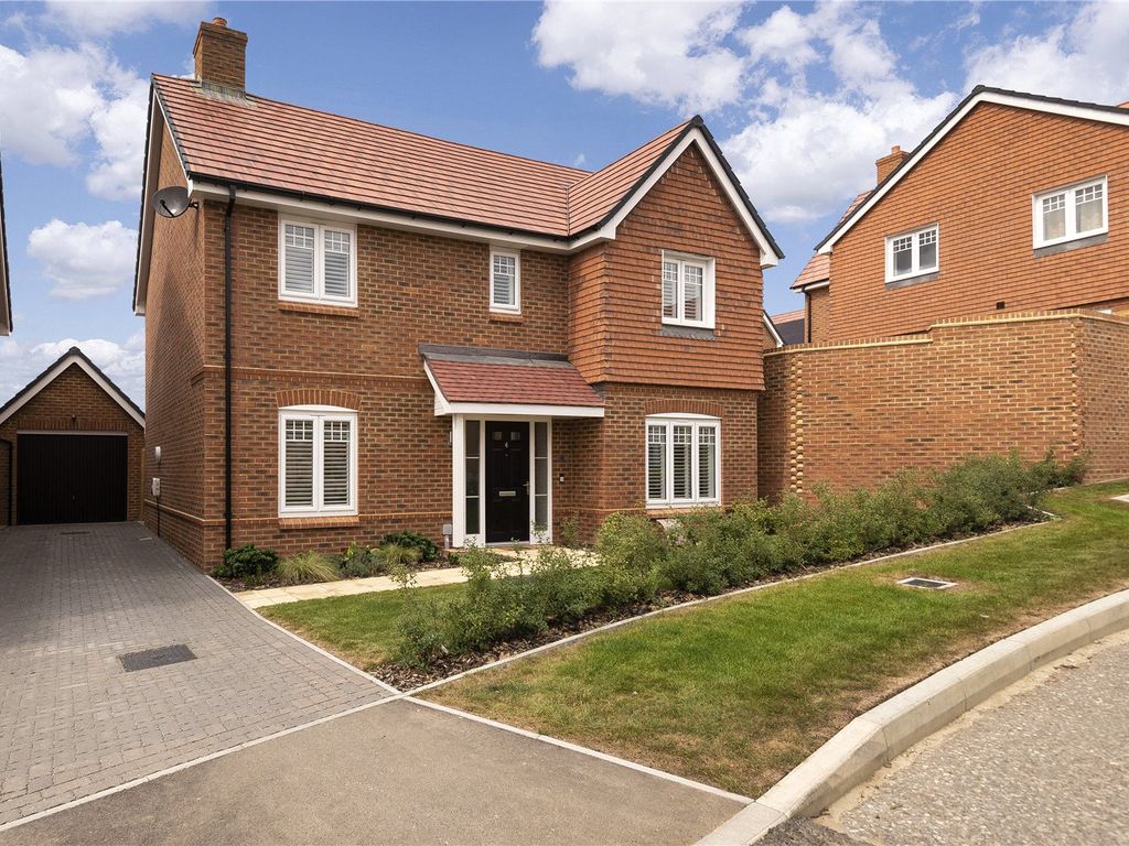 4 bed detached house for sale in Clark Close, Edenbridge, Kent TN8, £
