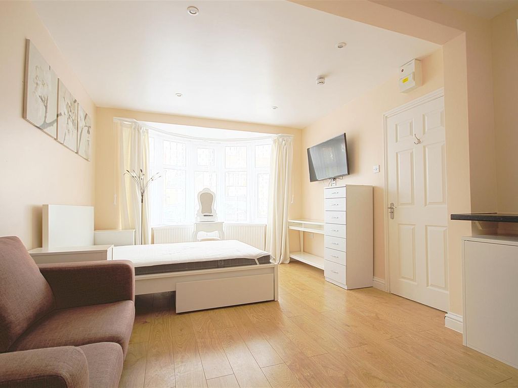 Property to rent in Tavistock Avenue, Perivale, Greenford UB6, £1,100