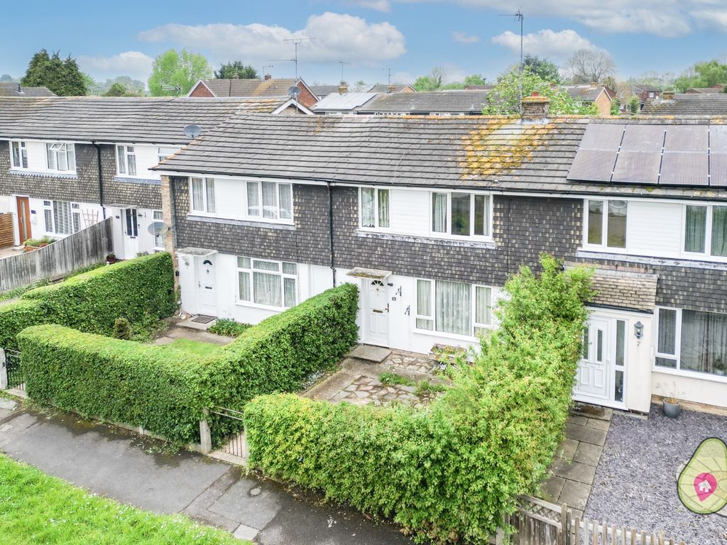 3 bed terraced house for sale in Walton Close, Woodley RG5, £300,000