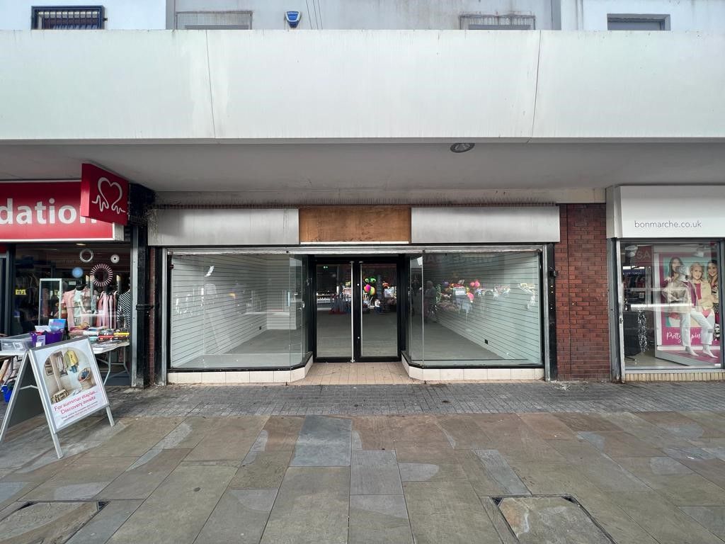 Retail premises to let in Albert Square, Widnes WA8, £17,030 pa Zoopla