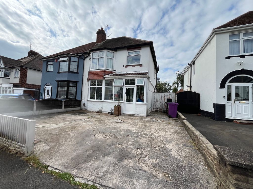 3 bed semidetached house to rent in Burnham Avenue, Wolverhampton WV10