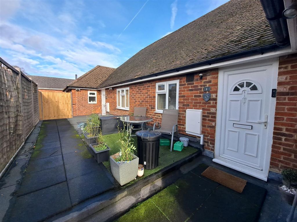 2 bed flat to rent in Farnborough Road, Farnham GU9, £1,150 pcm Zoopla