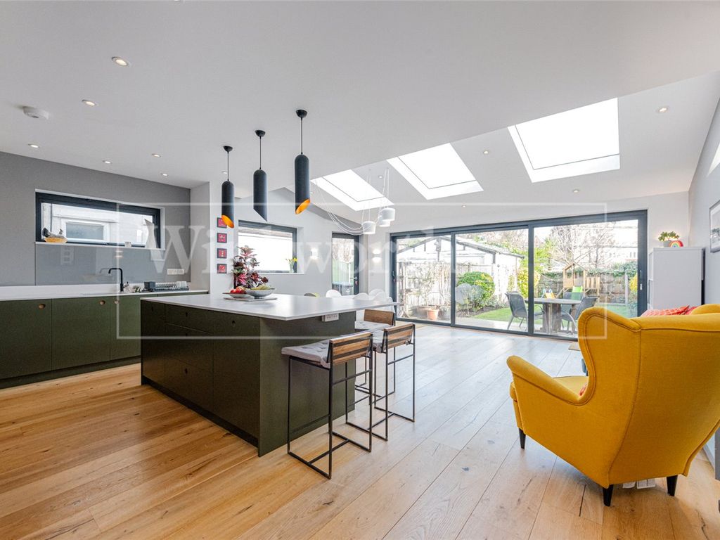 4 bed semidetached house to rent in Melrose Avenue, London NW2, £4,000