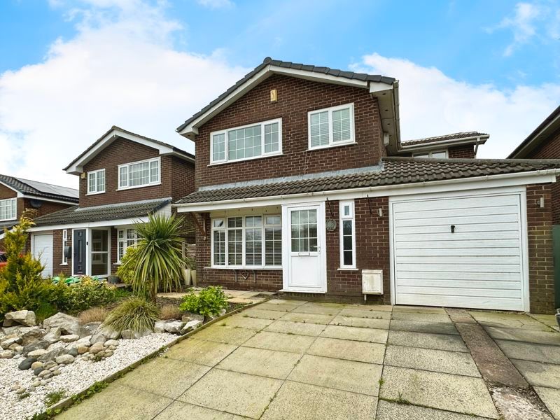 4 bed detached house for sale in Rudgwick Drive, Bury BL8, £350,000