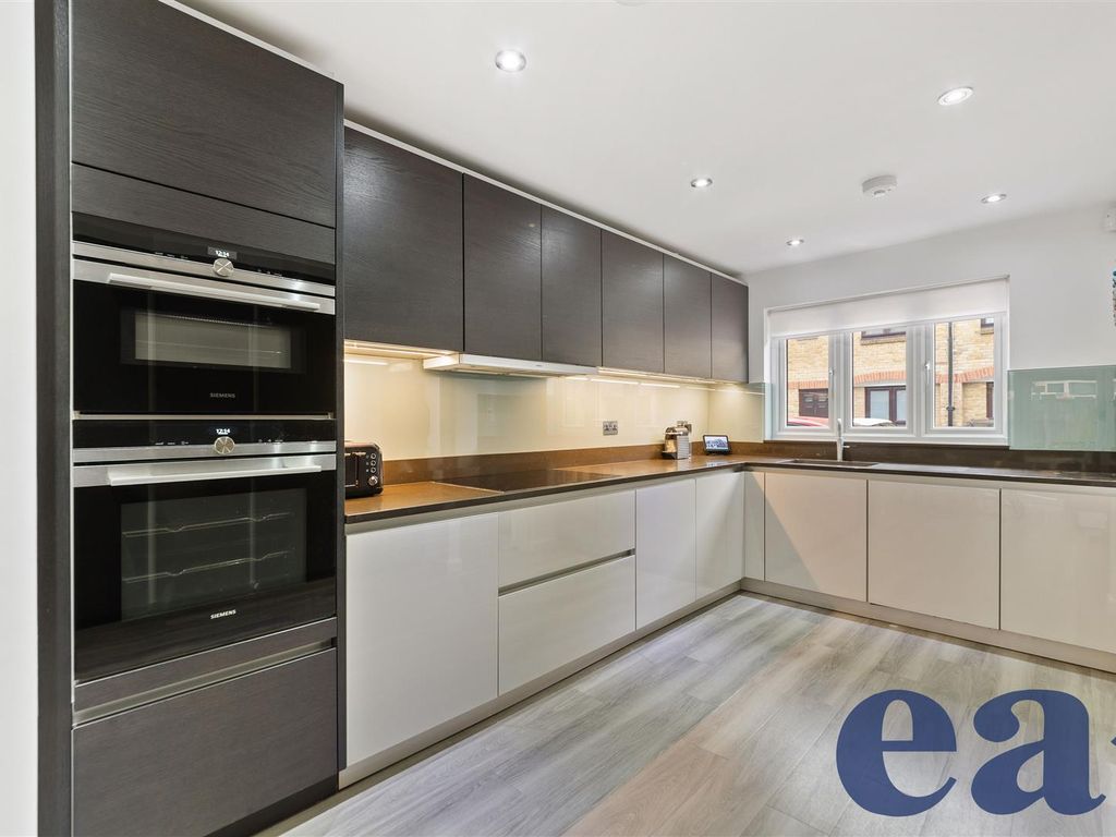 Roding Mews, London E1W  