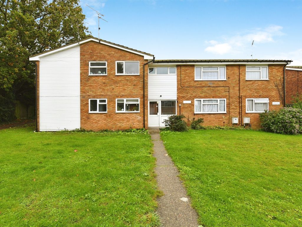 2 bed flat for sale in Spring Rise, Galleywood, Chelmsford CM2, £