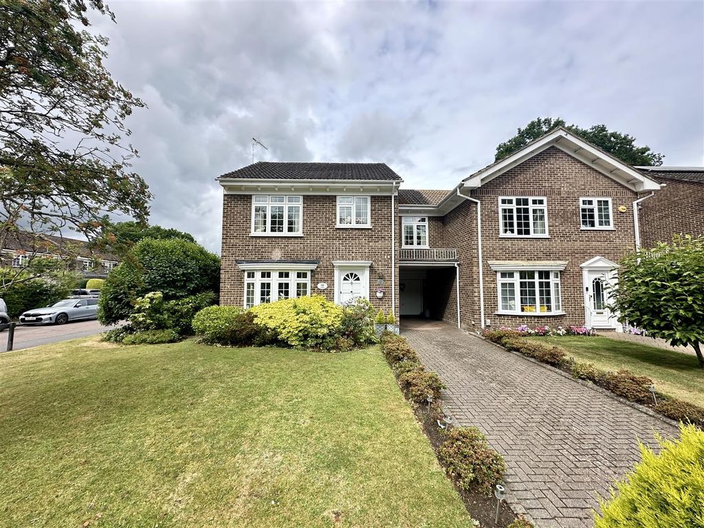 4 bed link detached house for sale in Regent Way, Frimley, Camberley