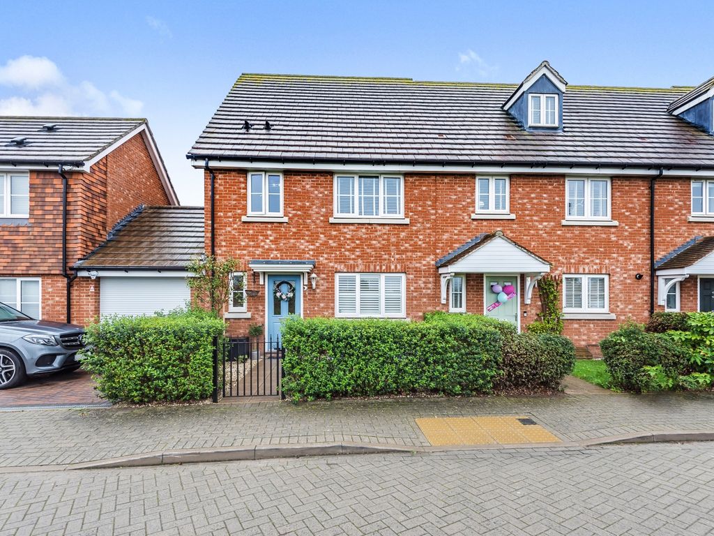 4 bed end terrace house for sale in Spire Way, Wainscott, Rochester ME3
