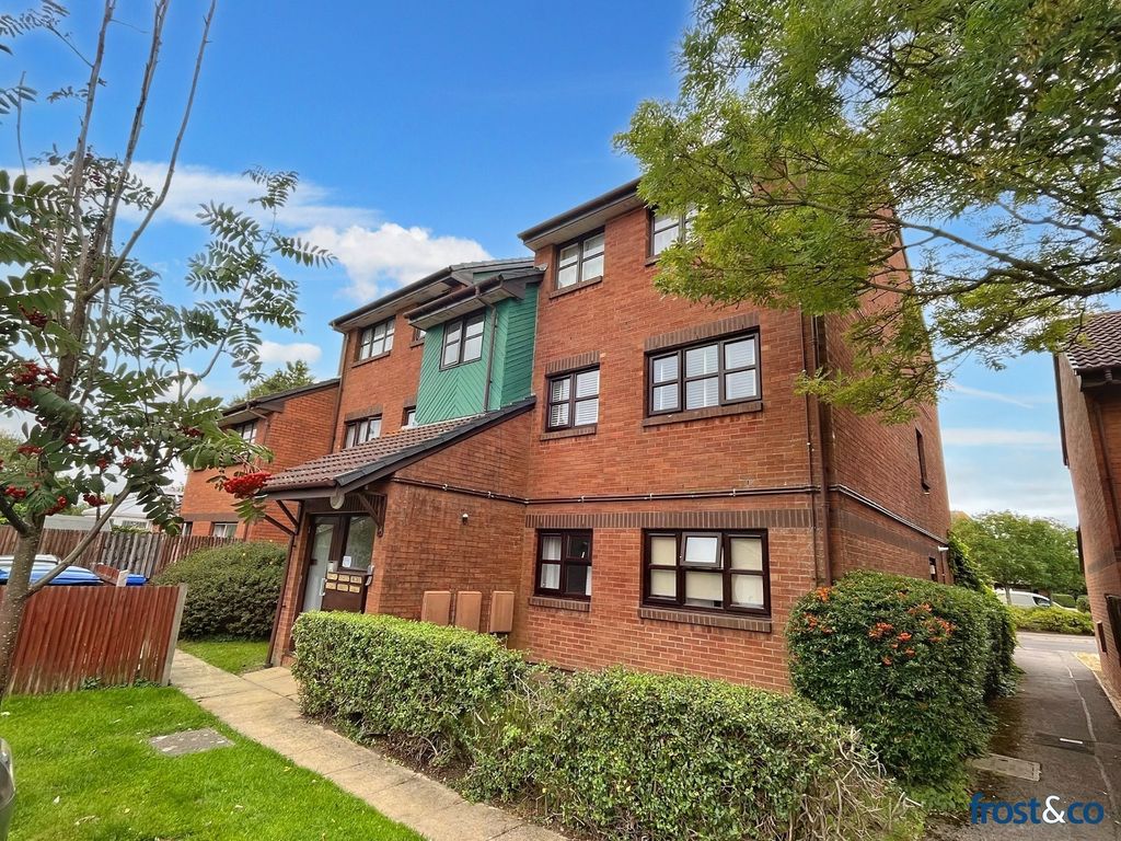 2 bed flat for sale in Waldren Close, Baiter Park, Poole, Dorset BH15