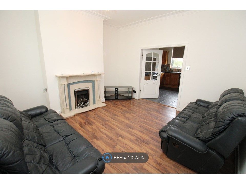 Room to rent in Taunton Road, Manchester OL7, £700 pcm Zoopla