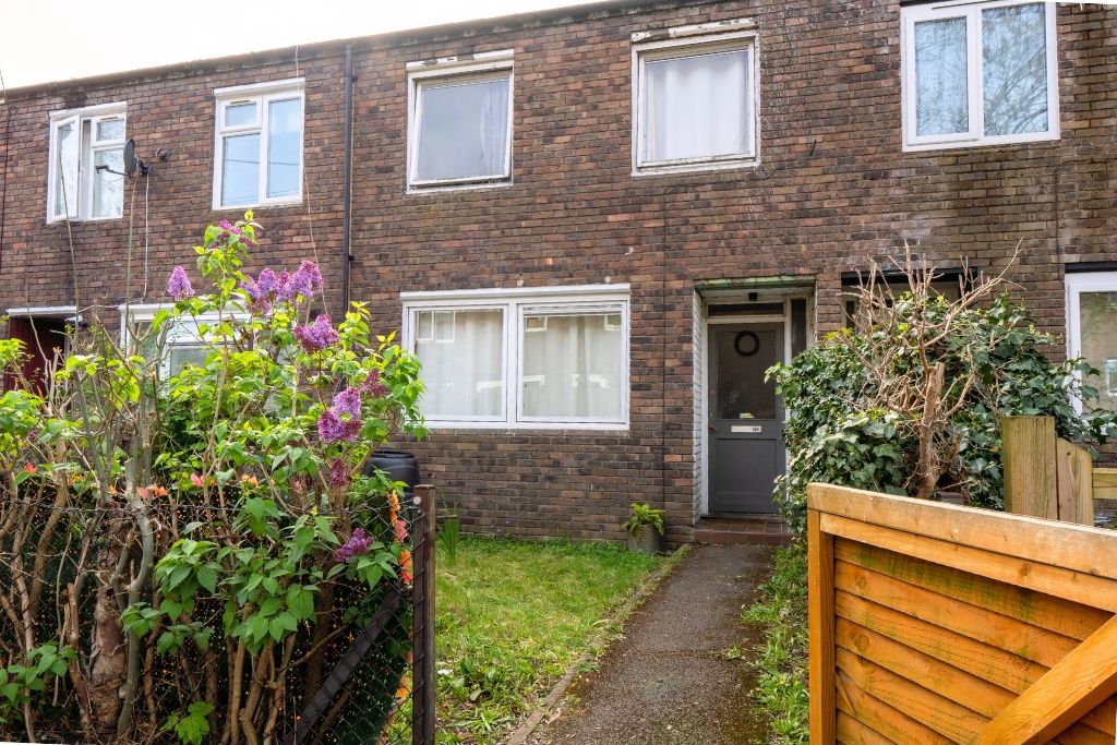 3 bed terraced house for sale in Dowdeswell Close, London SW15, £