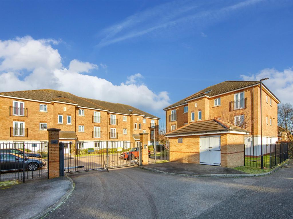 2 bed flat to rent in Stafford Close, London N14 Zoopla