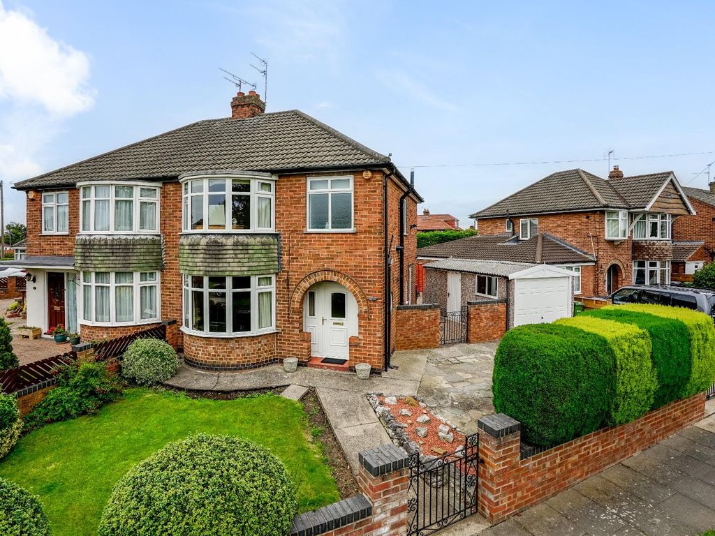 3 bed semidetached house for sale in Hull Road, York YO10, £315,000