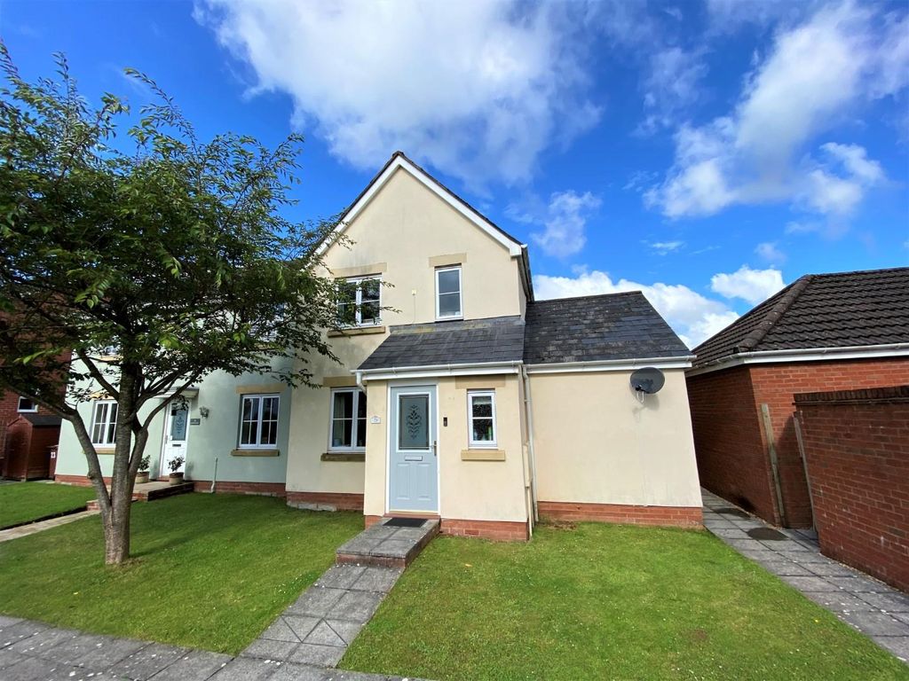 3 bed semidetached house for sale in Oakfields, Tiverton, Devon EX16