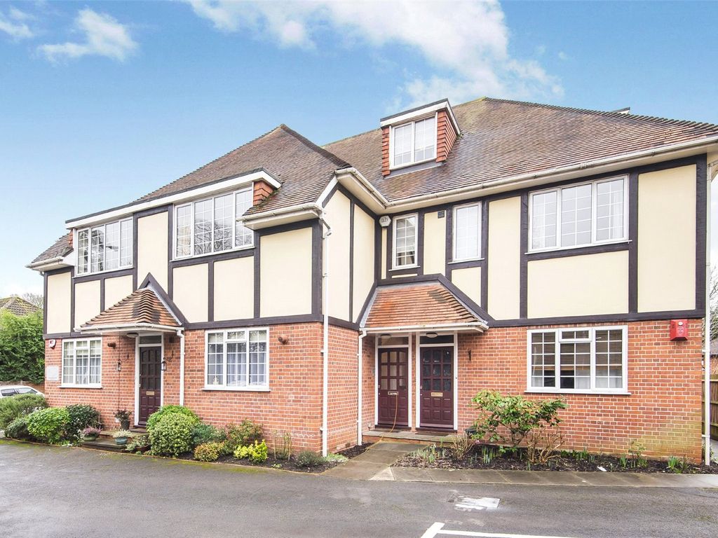 2 bed flat for sale in Rectory Road, Wokingham, Berkshire RG40, £