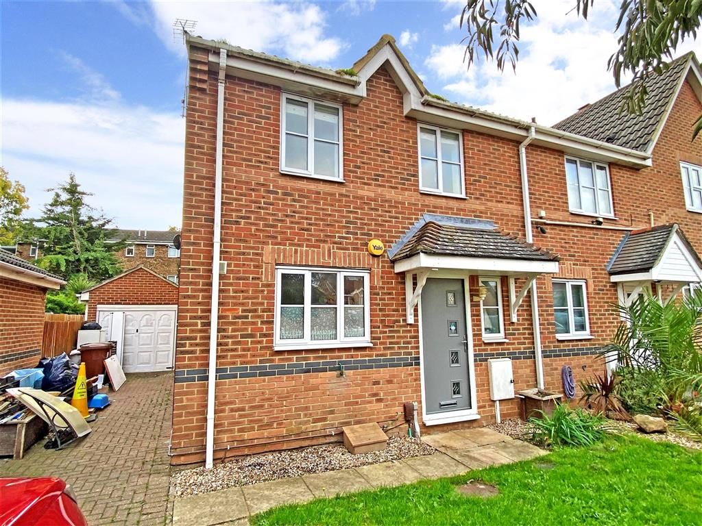 3 bed end terrace house for sale in Shorefields, Rainham, Gillingham