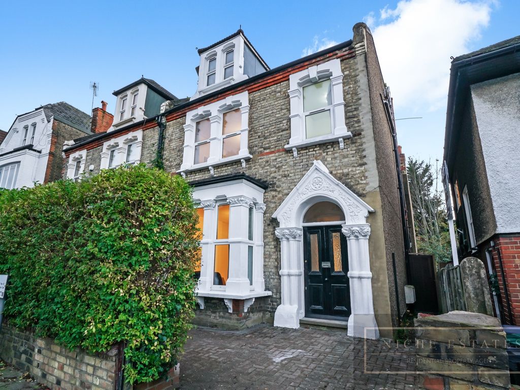 4 bed flat to rent in Station Road, London N3, £2,900 pcm Zoopla