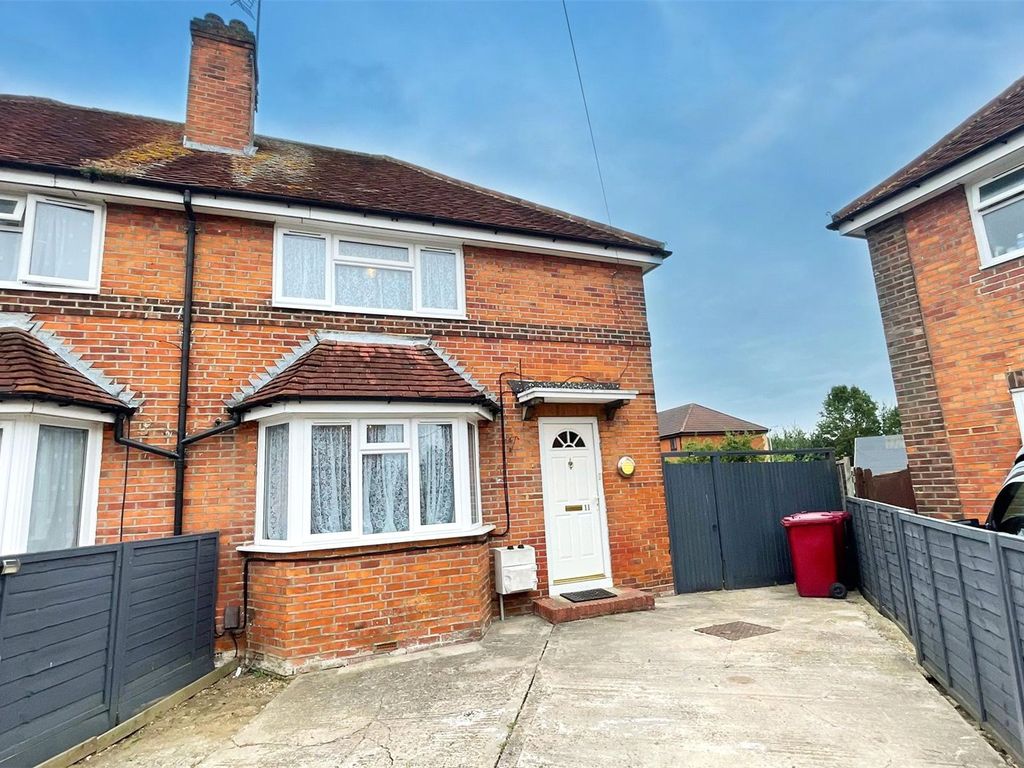 3 bed semidetached house to rent in Helston Gardens, Reading