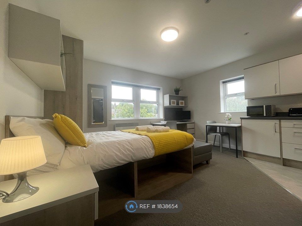 Studio to rent in Beaumont Street, Moldgreen, Huddersfield HD5, £650