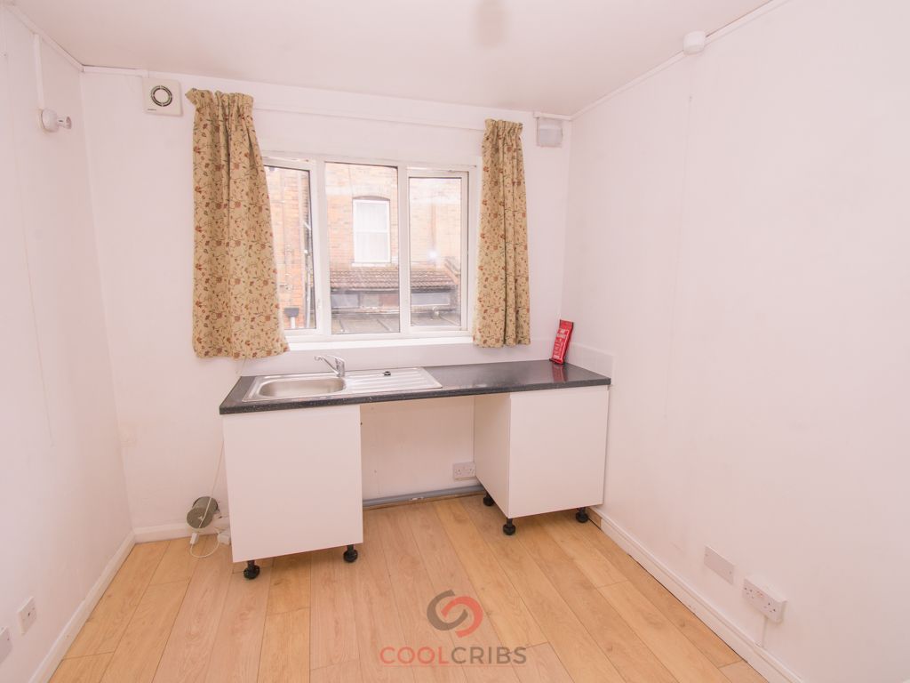 Studio to rent in Holloway Road, London N7, £1,083 pcm Zoopla