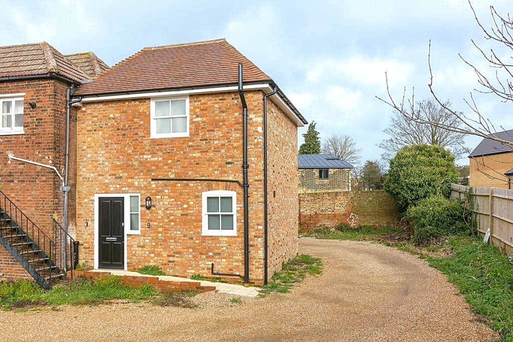 2 bed end terrace house to rent in High Street, Milton Regis